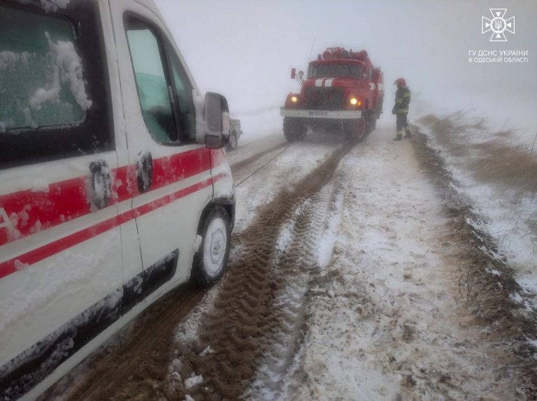 Снігова негода вирує на Одещині: автобуси в кюветі, застряглі "швидкі", 48 ДТП 6 404665690 752844536883438 7037099537055202006 n