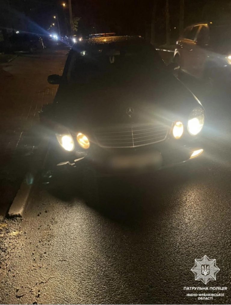 У Франківську водій в'їхав в дерево та дорожній знак: як його покарали (ФОТО) 2 404736439 755994416568172 2421945295721496780 n