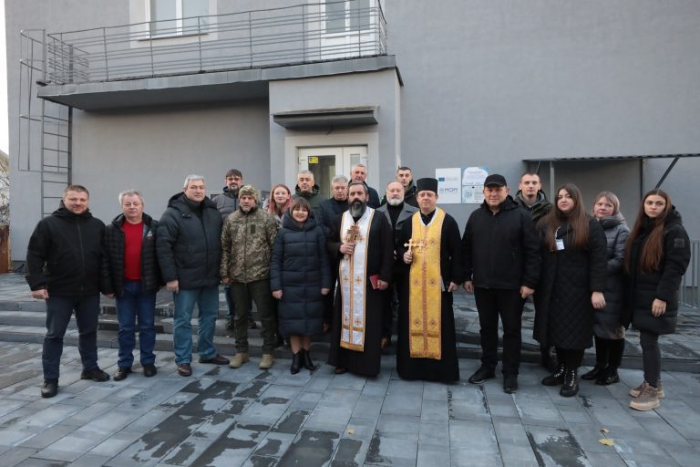 Другий дім: у Надвірній відкрили та освятили шелтер для переселенців (ФОТО)