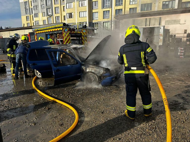 В Івано-Франківську загорівся легковий автомобіль (ФОТО) 4 405755787 659189993037034 697034571332533735 n