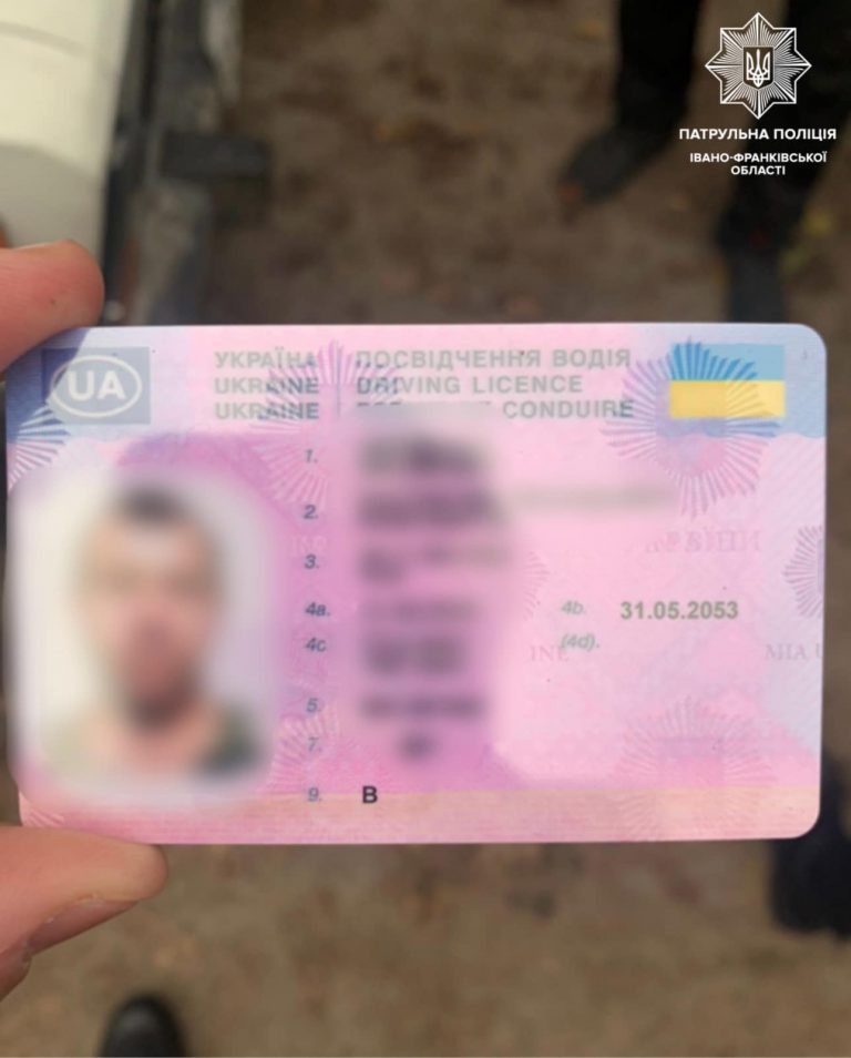 У Франківську водій з підробленими правами потрапив у ДТП