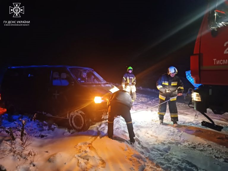 На Прикарпатті вночі застрягли у снігу два легковики: їх витягували рятувальники (ФОТО)