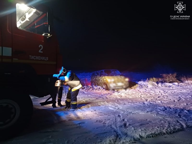 На Прикарпатті вночі застрягли у снігу два легковики: їх витягували рятувальники (ФОТО)