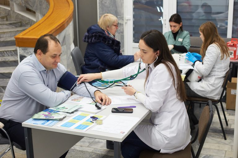 "День здоров'я" у Франківському ЦНАПі: міський голова зважився та виміряв тиск (ФОТО) 5 "День здоров'я" у Франківському ЦНАПі: міський голова зважився та виміряв тиск (ФОТО)
