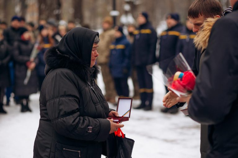 Родинам полеглих військових з Прикарпаття вручили державні нагороди (ФОТО) 4 406921398 382657874099090 702320981273659171 n