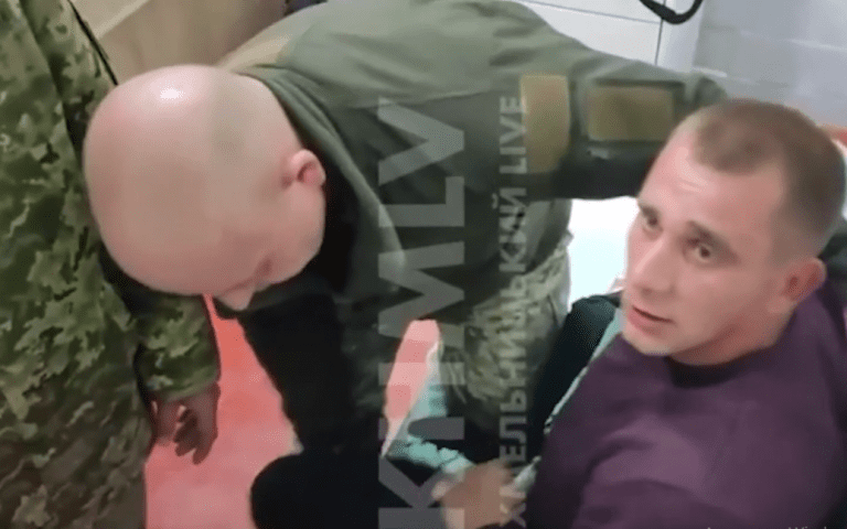 Хотів пройти ВЛК: на Хмельниччині представники ТЦК силою тягли чоловіка з лікарні