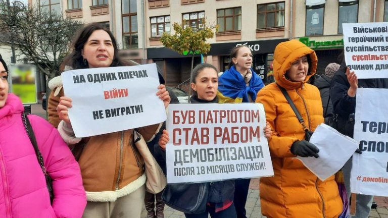 У Франківську дружини та матері військових вимагали демобілізації їхніх рідних 2 85e097ffa4372188