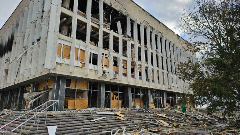 Обстріли Херсона: окупанти влучили у бібліотеку та будинок 8 8dce703c c7d7 4aba a10d 26fccf7f8826