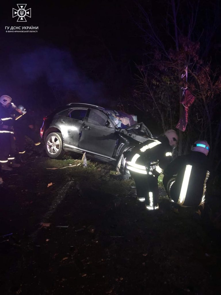 Наслідки ДТП та пожежу автомобіля на Прикарпатті ліквідували надзвичайники (ФОТО) 5 FB IMG 1699771128181
