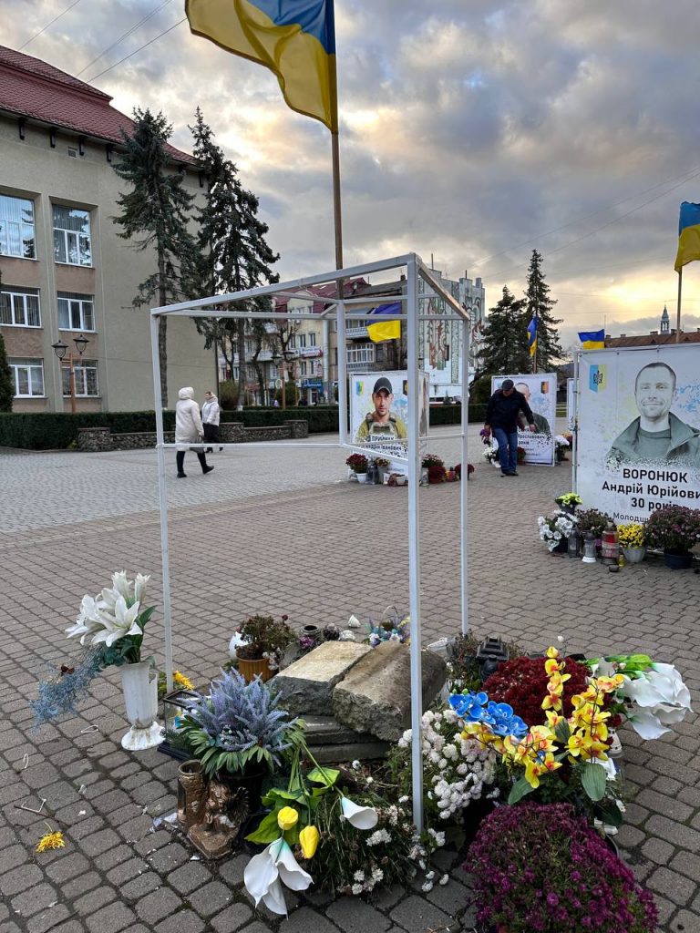 У Надвірній сильний вітер пошкодив стели Героїв (ФОТО) 5 IMG 20231124 083944 460