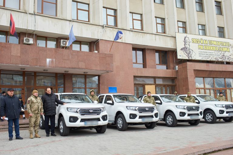 Франківська громада передала кулеметникам чотири новенькі пікапи 4 PP 3118