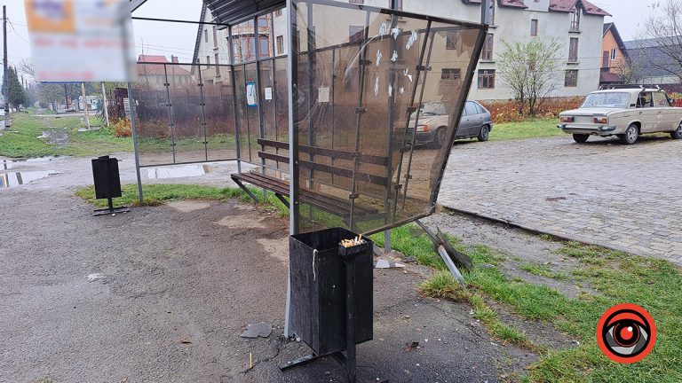 У Коломиї легковий автомобіль протаранив нову зупинку (ДОПОВНЕНО) 10 dtp zupynka 2
