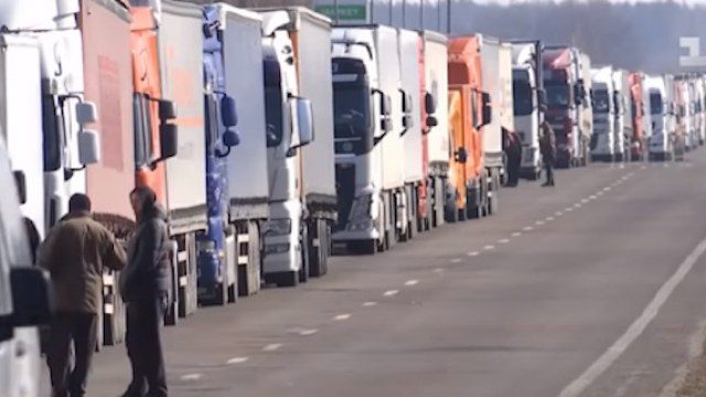 До 900 машин: на Закарпатті збільшилися черги вантажівок на словацькому кордоні
