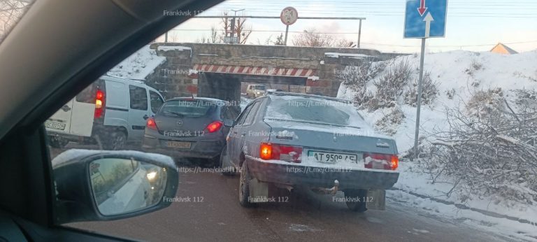Ранкова ДТП у Франківську: зіштовхнулися одразу три автівки (ФОТОФАКТ) 11 photo 2023 11 30 08 21 08