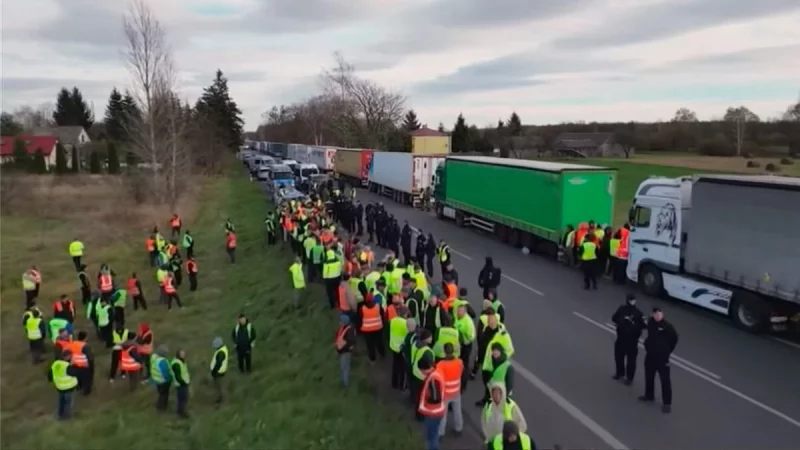 Ледь не загинув водій: що відбувається на українсько-польському кордоні
