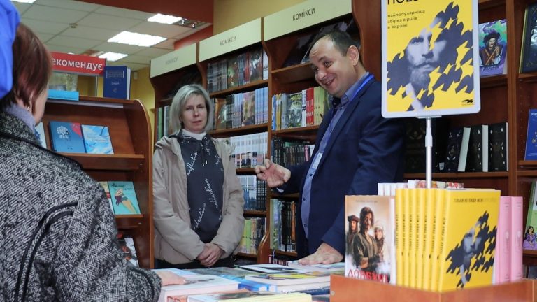 Руслан Марцінків побував у ролі книжкового консультанта: що порадив читати франківцям (ВІДЕО) 9 s1 1