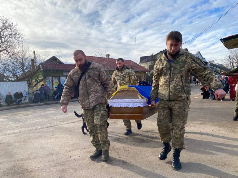 На Прикарпатті зустріли скорботний кортеж з тілом воїна (ФОТО) 12 1 23