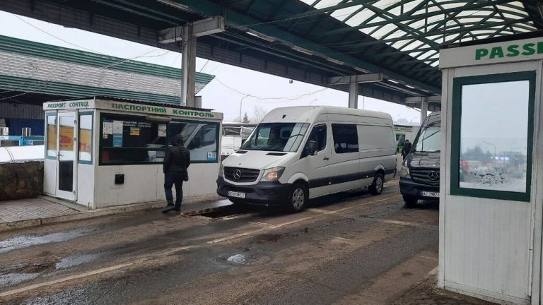 Стало відомо, скільки чоловіків призовного віку щодня виїжджає з України 5 Стало відомо, скільки чоловіків призовного віку щодня виїжджає з України