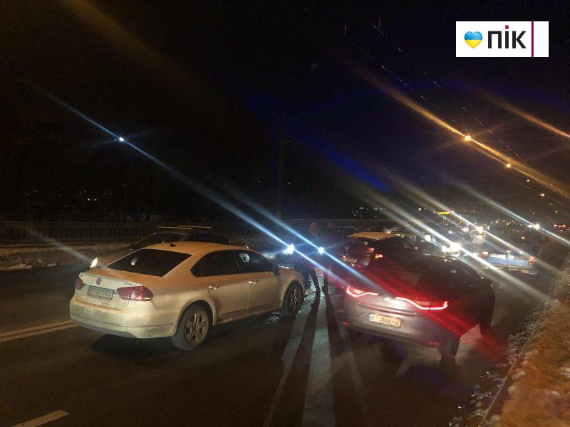 Вечірня ДТП у Франківську: зіткнулися три автомобілі (ФОТО) 4 370296810 321832307374607 491167505968687677 n scaled