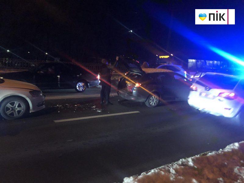 Вечірня ДТП у Франківську: зіткнулися три автомобілі (ФОТО) 2 405532742 1513372409499893 4661208403926245636 n scaled