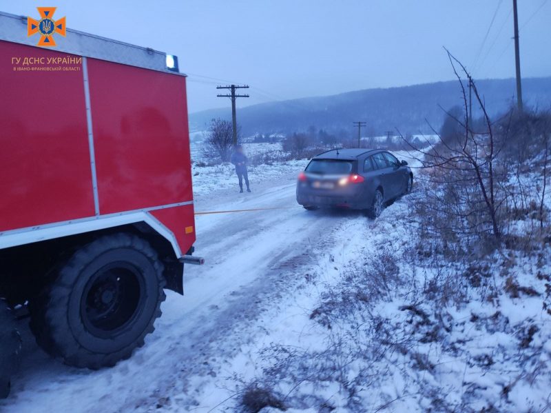 В салоні авто була хвора дитина: на Тлумаччині водій з'їхав з дороги й застряг у снігу (ФОТО)