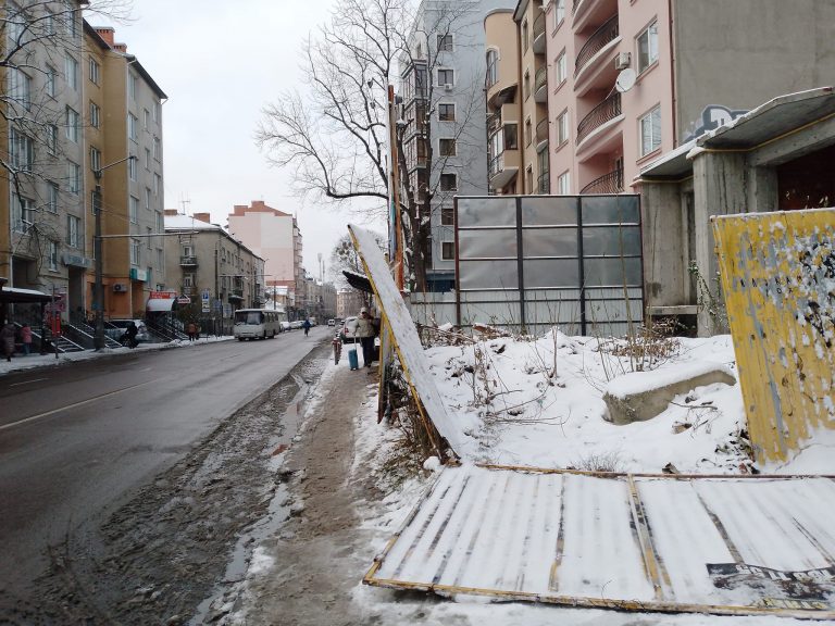 Франківці вимагають демонтувати небезпечний паркан та навести порядок на занедбаній території (ФОТО) 8 406685265 1395363734393159 786089786475132752 n