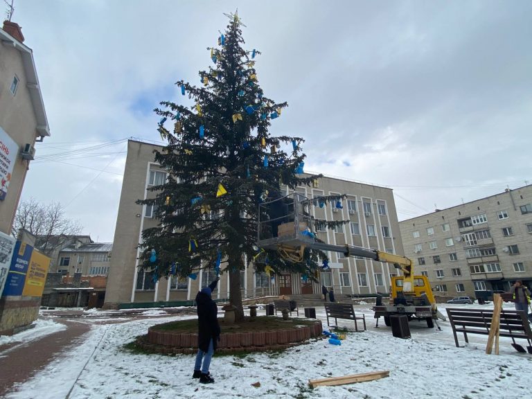 У Городенці прикрасили ялинку, яка росте в центрі міста (ФОТО)