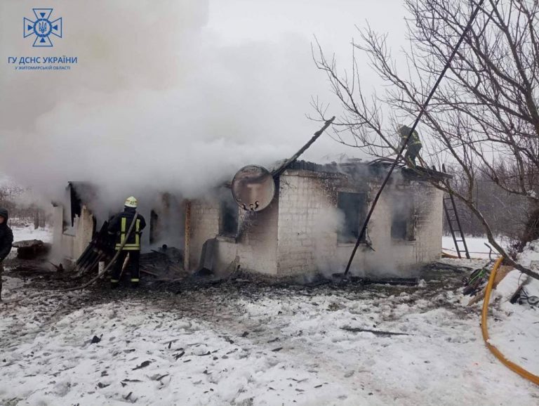 На Житомирщині горів житловий будинок: загинули троє дітей (ФОТО) 12 На Житомирщині горів житловий будинок: загинули троє дітей (ФОТО)
