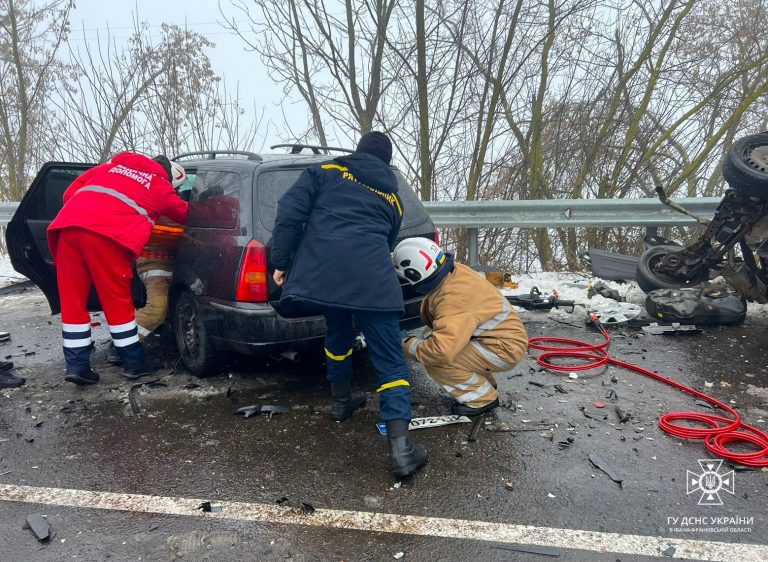 Карколомна ДТП на Прикарпатті: постраждалого "вирізали" з салону авто (ФОТО) 2 407342243 662747852681248 6728183280418235532 n
