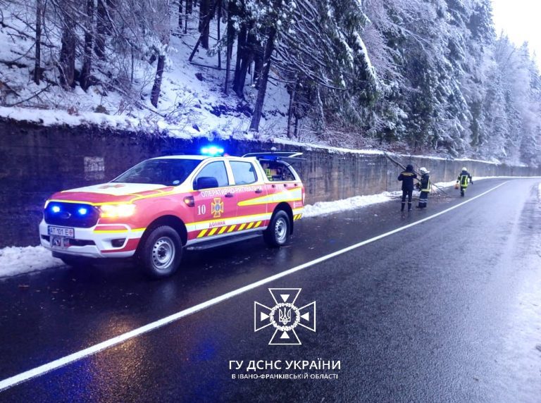 На Прикарпатті застрягли у снігу п'ять машин та "швидка": їх відбуксирували рятувальники (ФОТО) 12 На Прикарпатті застрягли у снігу п'ять машин та "швидка": їх відбуксирували рятувальники (ФОТО)