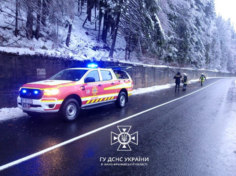 На Прикарпатті застрягли у снігу п'ять машин та "швидка": їх відбуксирували рятувальники (ФОТО)