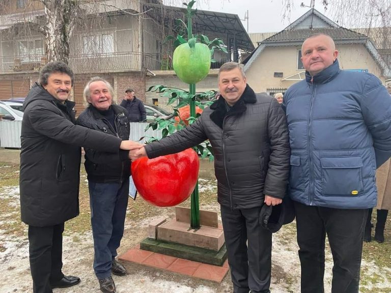 На Прикарпатті встановили перший в західній Україні пам'ятник помідору (ФОТО) 9 На Прикарпатті встановили перший в західній Україні пам'ятник помідору (ФОТО)