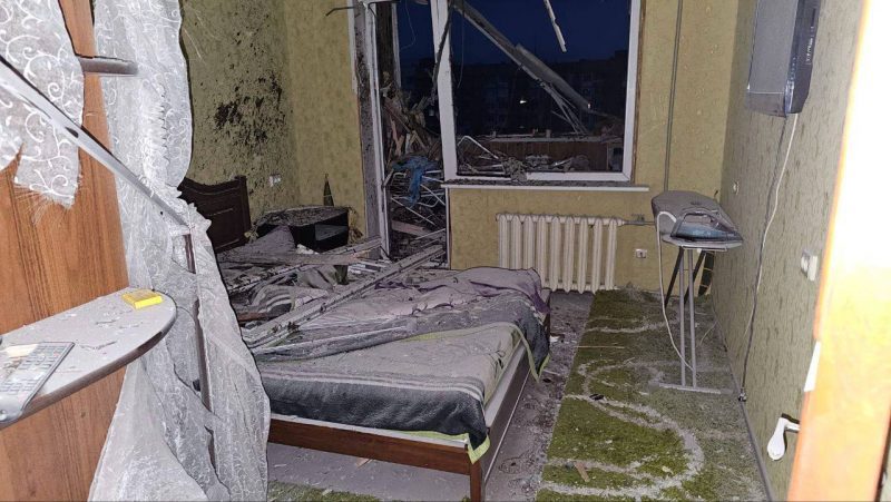 Окупанти вдарили по багатоповерхівці у Херсоні: є загиблі та поранені (ФОТО)