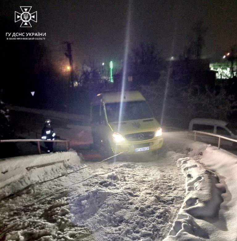 У Долині на засніженій дорозі застрягла "швидка" (ФОТО) 5 409068703 666349205654446 7117582277585085913 n