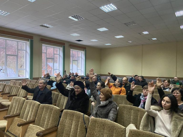 На Косівщині депутати обрали нову голову районної ради: нею стала жінка (ФОТО)