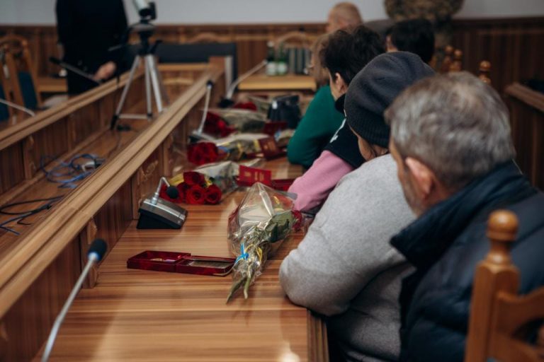 На Прикарпатті родинам полеглих прикордонників вручили державні нагороди (ФОТО) 2 410544465 690888439888255 348997891180039308 n
