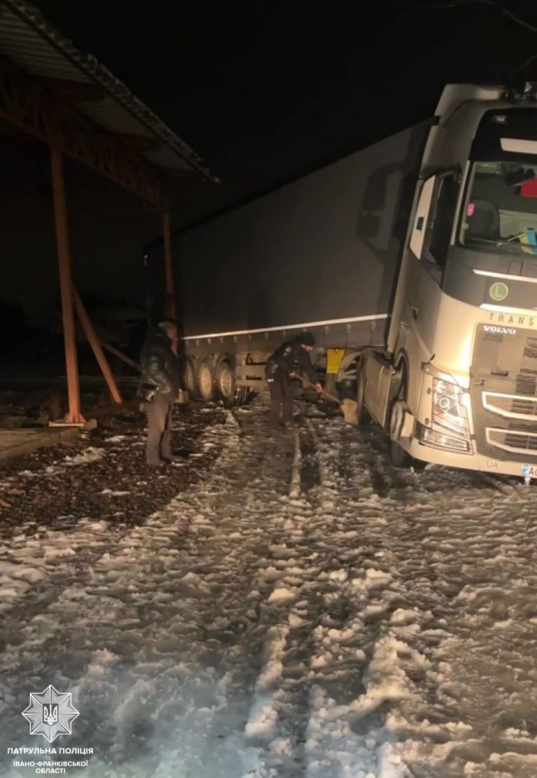 У Франківську вантажівка з'їхала у кювет (ФОТО) 4 410729489 770869371747343 3914687107257380204 n