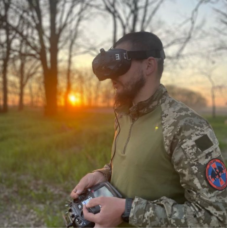 Без додатково обладнання вкрай важко: військовий розповів, як керувати FPV-дроном