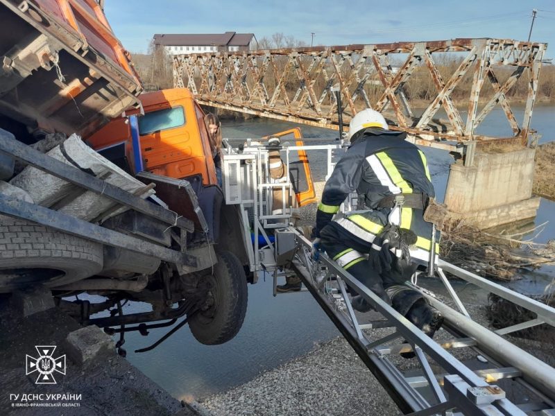 На Прикарпатті врятували дівчину з вантажівки, яка повисла на мості (ФОТО, ВІДЕО)