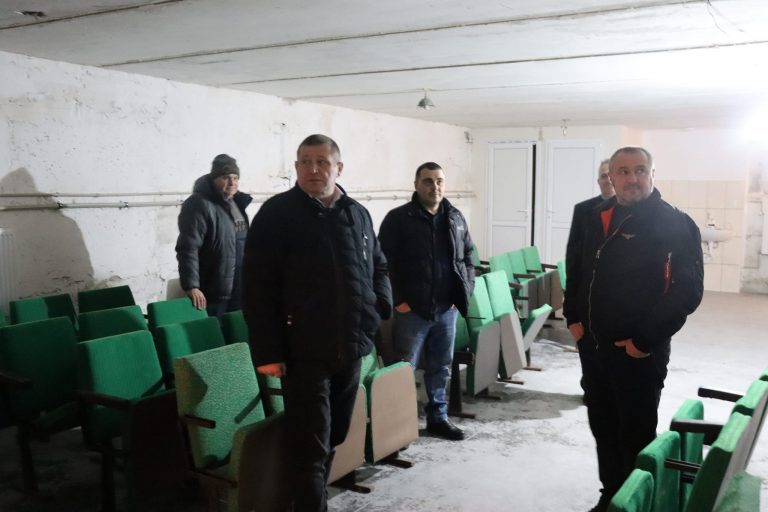 Відкачали воду, провели світло: у селі на Долинщині відремонтували шкільне укриття (ФОТО)