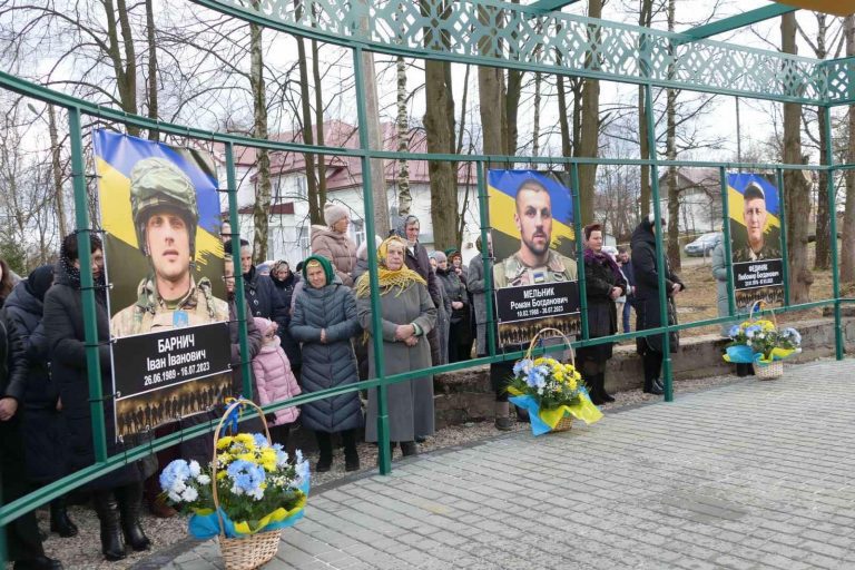 У Кропивнику відкрили Меморіал пам'яті полеглим Героям (ФОТО) 10 414822309 392264656658374 4125192652940656539 n