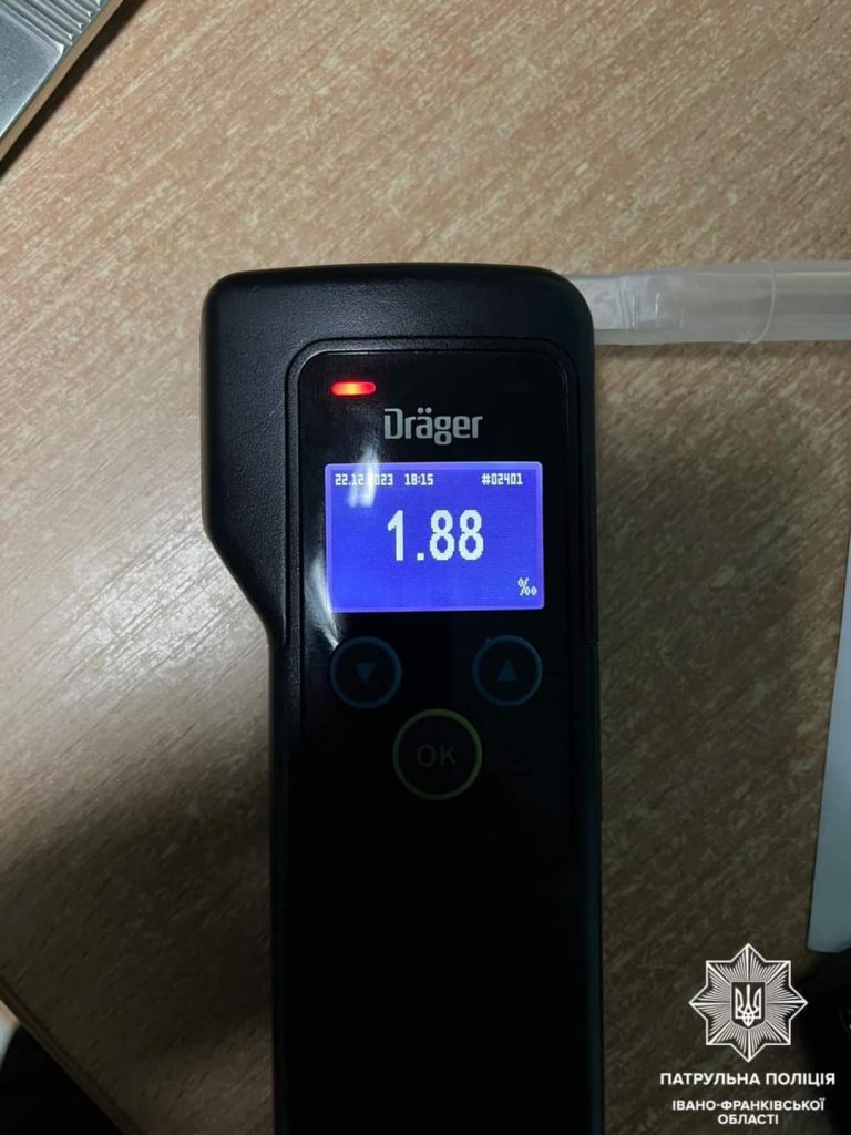 П'яного водія та пасажира з наркотиками виявили патрульні у Франківську 8 FB IMG 1703329176958