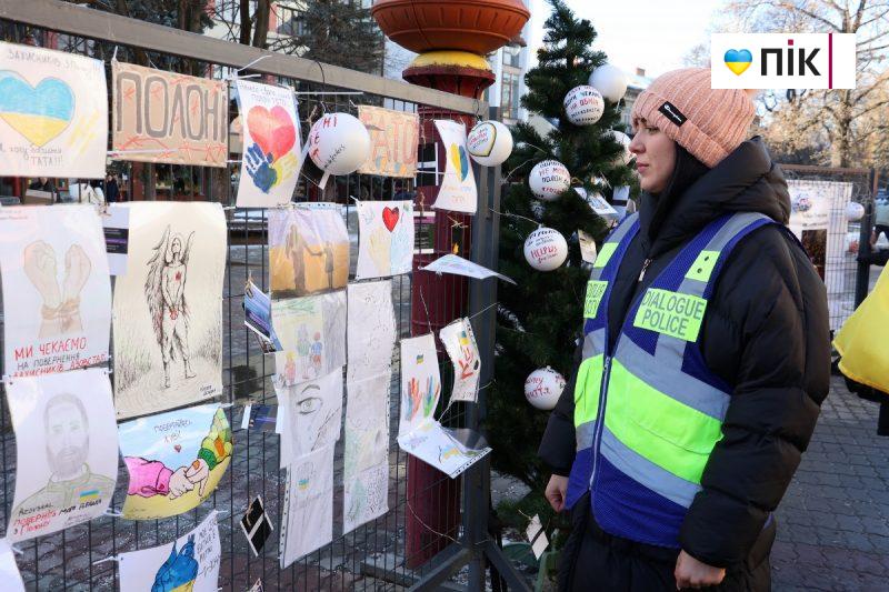 У Франківську просто неба відкрилася виставка малюнків дітей військовополонених (ФОТО) 5 IMG 4929 resize scaled