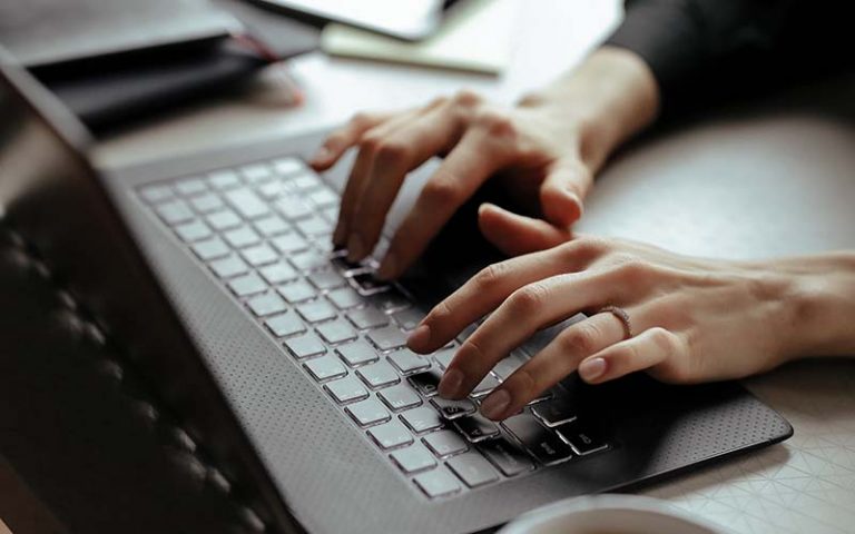 Найвищі зарплати в Україні: у яких містах найщедріші роботодавці 4 beautiful young woman in the home office working from home teleworking concept