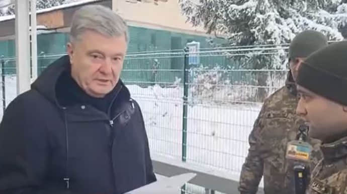 Скандал на кордоні: Порошенка знову не випустили з України