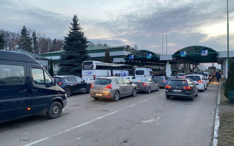 На західному кордоні стоять велика кількість авто та автобусів: де найбільші скупчення 2 ccf0ea48d483af28496689ddeb393e26