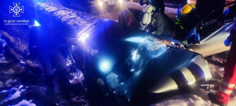 ДТП у Солотвинській громаді: постраждалих витягали з понівеченої автівки (ФОТОФАКТ) 5 photo 2023 12 17 10 10 39