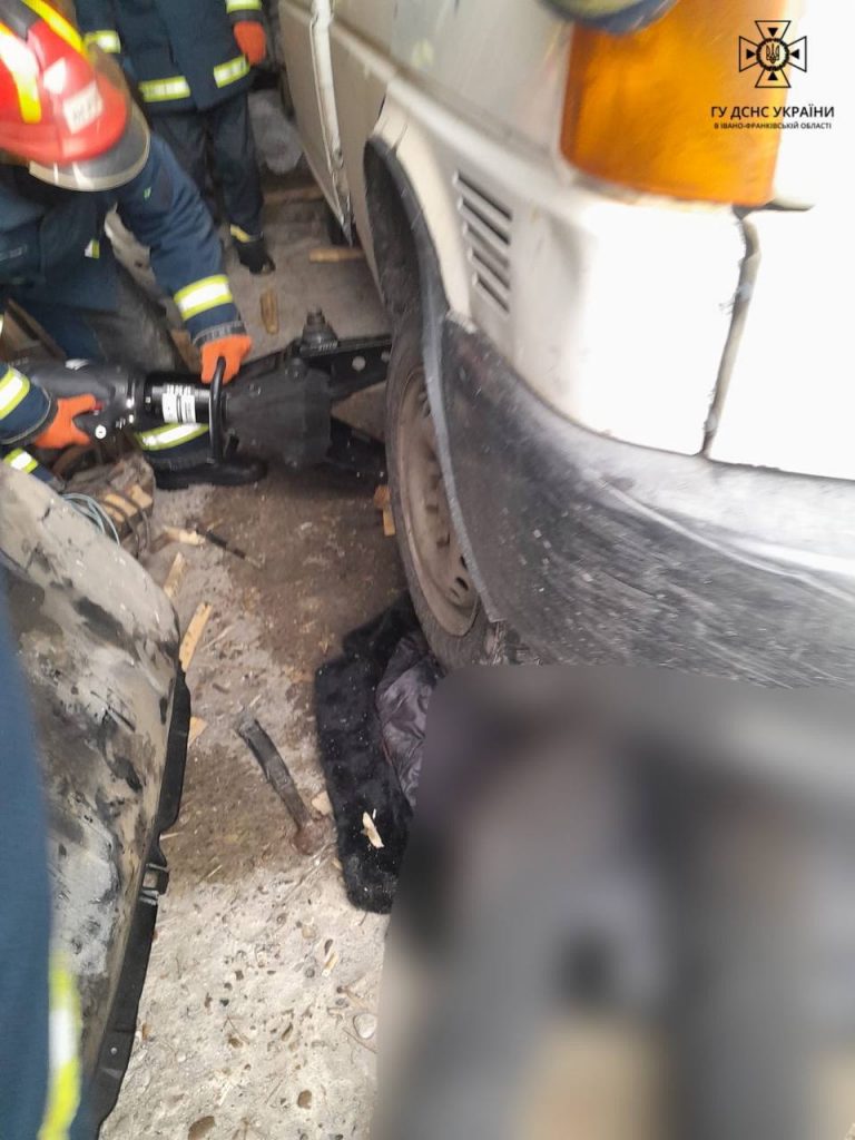 На Калущині чоловіка притиснуло мікроавтобусом: його тіло дістали рятувальники (ФОТОФАКТ) 11 photo 2023 12 17 15 04 17