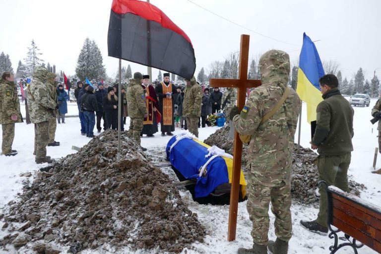 На Прикарпатті попрощалася із померлим захисником Віталієм Масновим (ФОТО) 2 0