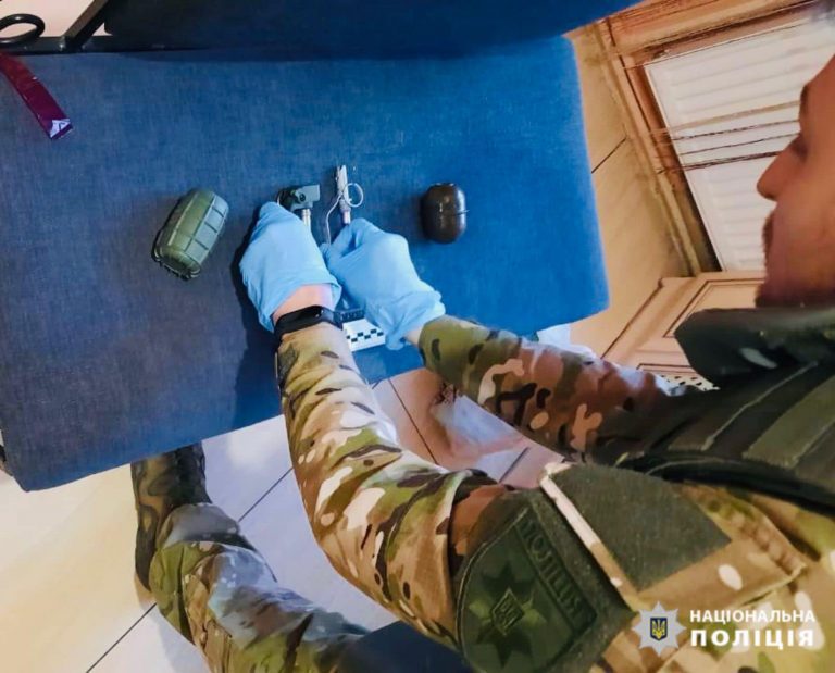 Понад кілограм наркотиків та бойові гранати зберігав у помешканні прикарпатець (ФОТО) 6 1 29